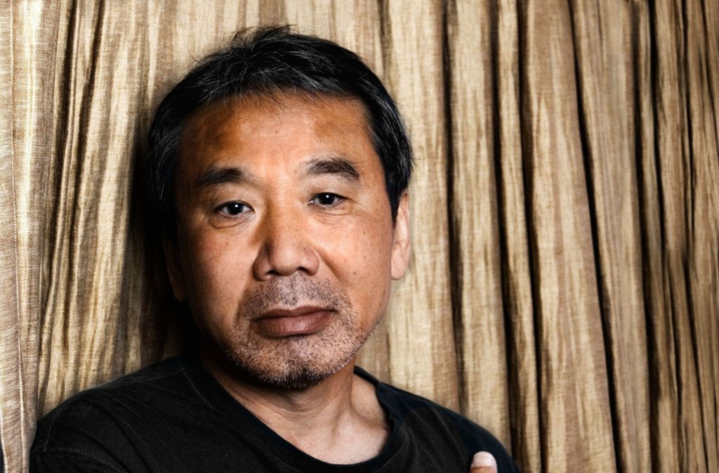 Haruki Murakami ist ein scheuer Mensch, der ungern Interviews gibt. Er lässt lieber seine Bücher sprechen, zum Beispiel die in unserer Bildergalerie.