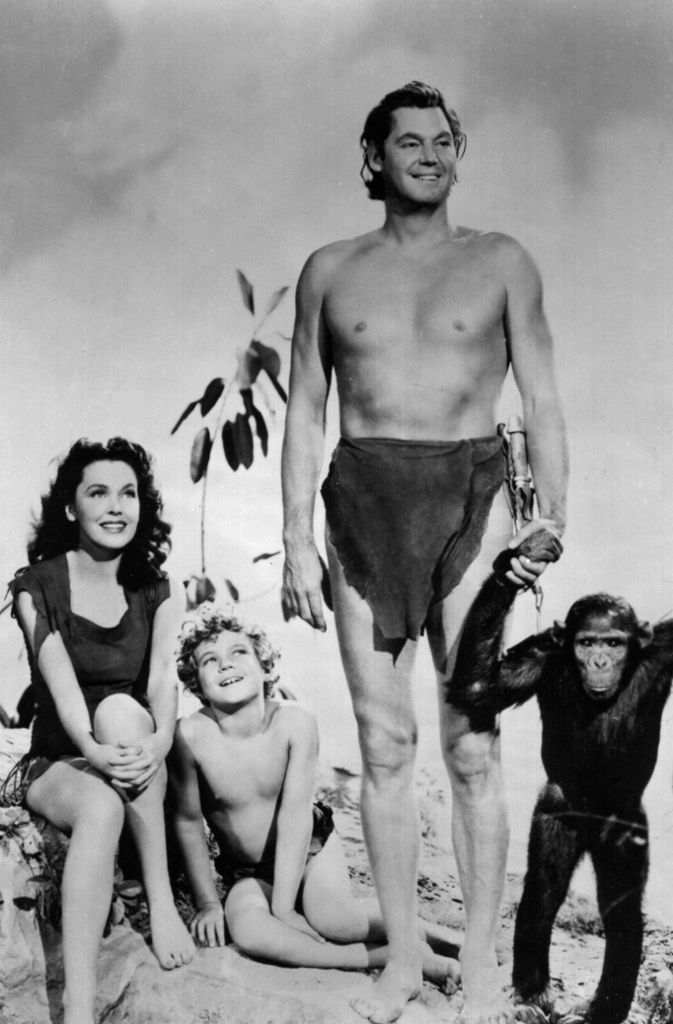 Das Archivbild zeigt Tarzan (Johnny Weissmüller), Jane (Maureen O’Sullivan, l.), Boy (Johnny Sheffield, M.) und den Affen Cheeta, die für ein Familienfoto posieren.