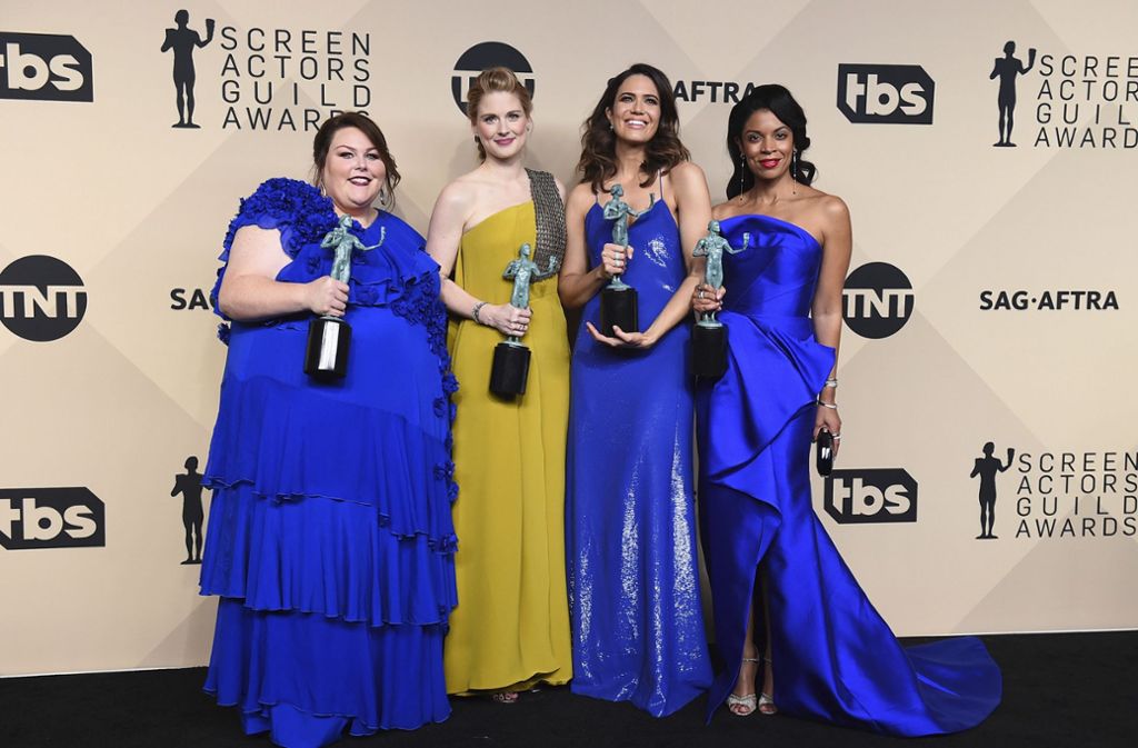Chrissy Metz (v.l.n.r.), Alexandra Breckenridge, Mandy Moore und Susan Kelechi Watson erhielten für ihre Darstellung in der Serie „This is US“ eine Trophäe.