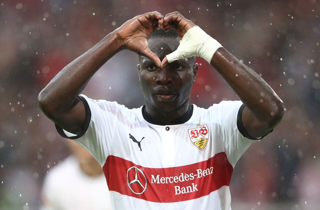 ... Chadrac Akolo trifft für den VfB zum 1:0 und ...