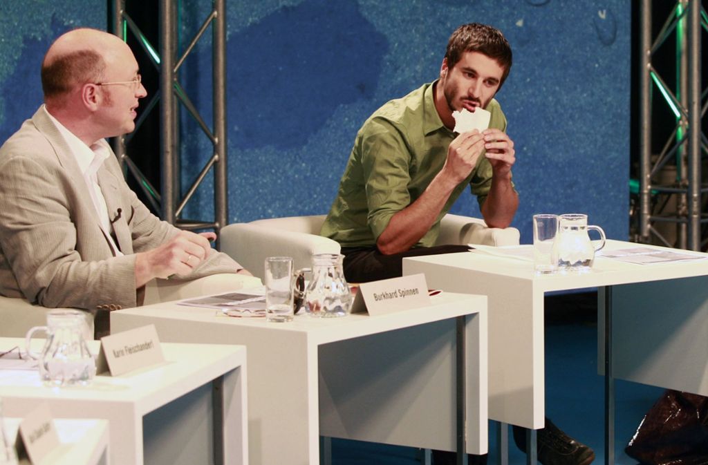Beim Bachmann-Wettbewerb hat Philipp Weiss, rechts, seinen Text kurzerhand verspeist, nach dem ihn die Jury kritisiert hatte. Burkhard Spinnen sieht ihm dabei.