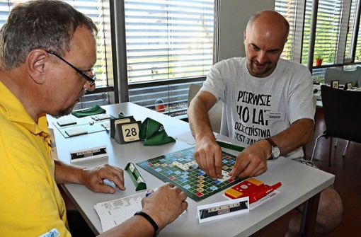 Ernie Dembowsky (links) und Tomasz Lempart sortieren bei der Deutschen Scrabble-Meisterschjaft im Werk-Haus ihren „Buchstabensalat“. Foto:  