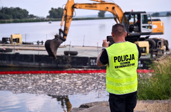 Polens Feuerwehr holt hundert Tonnen tote Fische aus dem Fluss
