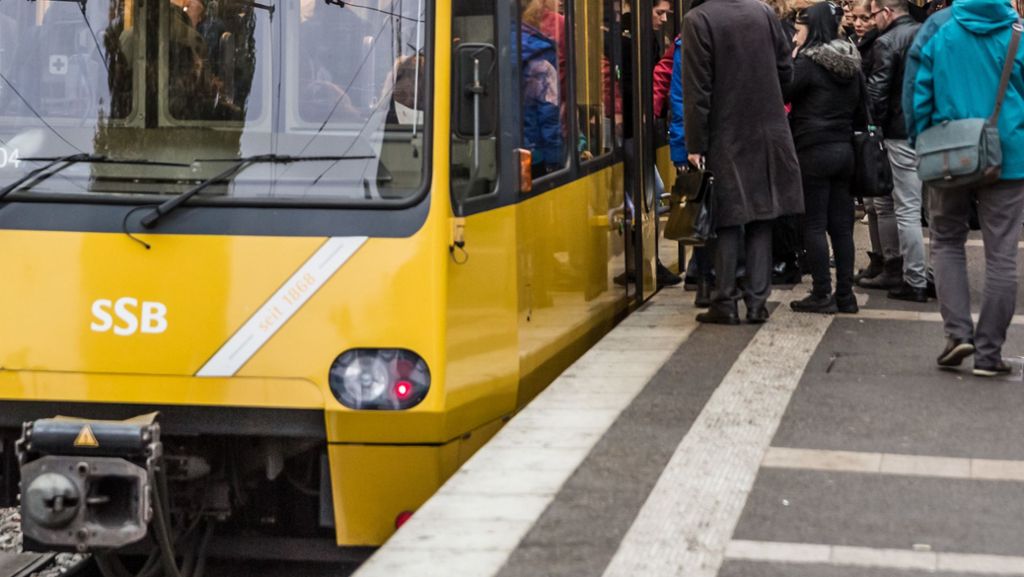 In Stuttgarter Straßenbahn: Männer gehen mit Fäusten auf Kontrolleure los