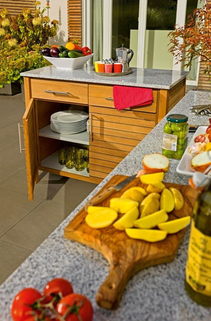 Außenküche mit Platz für Geschirr, Essenszubereitung und Ablagemöglichkeiten.