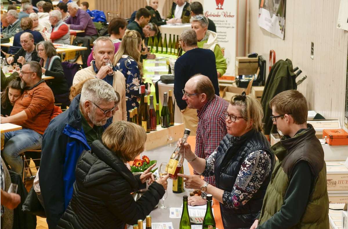 Zwei Tage lang bieten sechs Winzer aus der Weiler Partnerstadt Riquewihr ihre Weine und Crémants an.