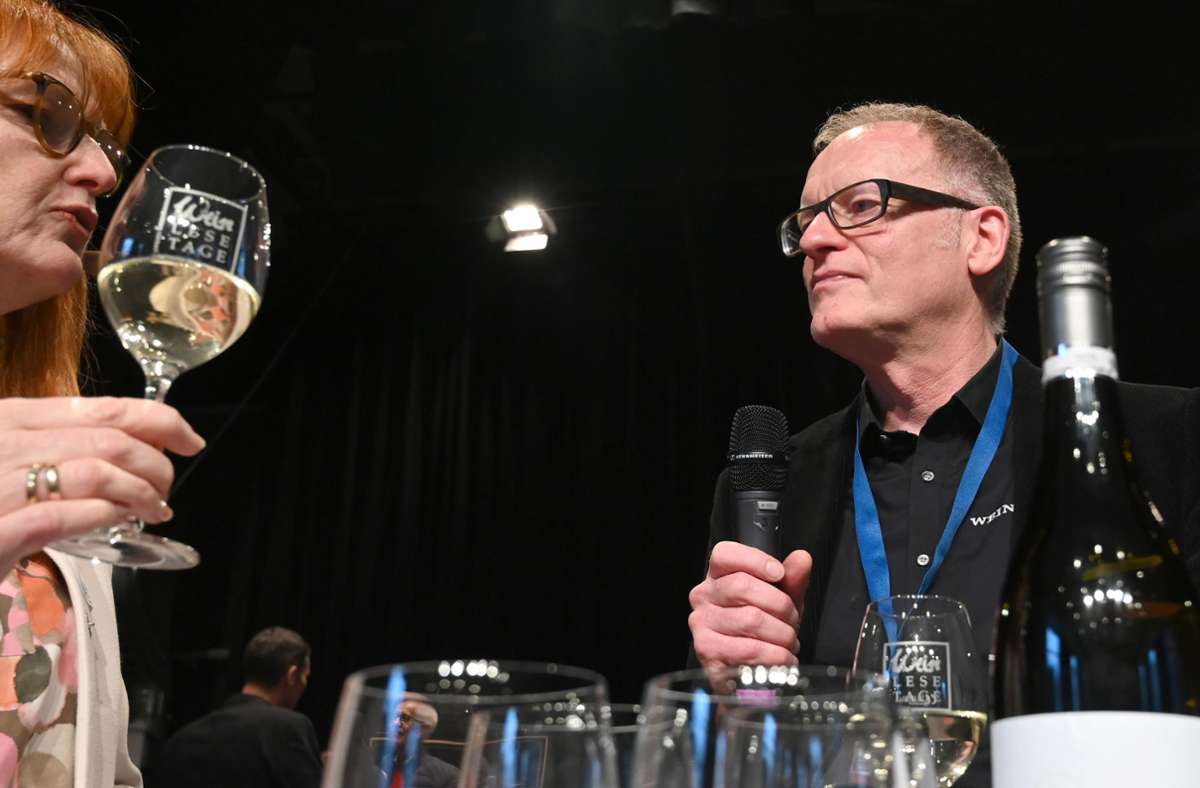 Moderatorin Karin Götz im Gespräch mit Joachim Kölz vom Weinfactum Bad Cannstatt