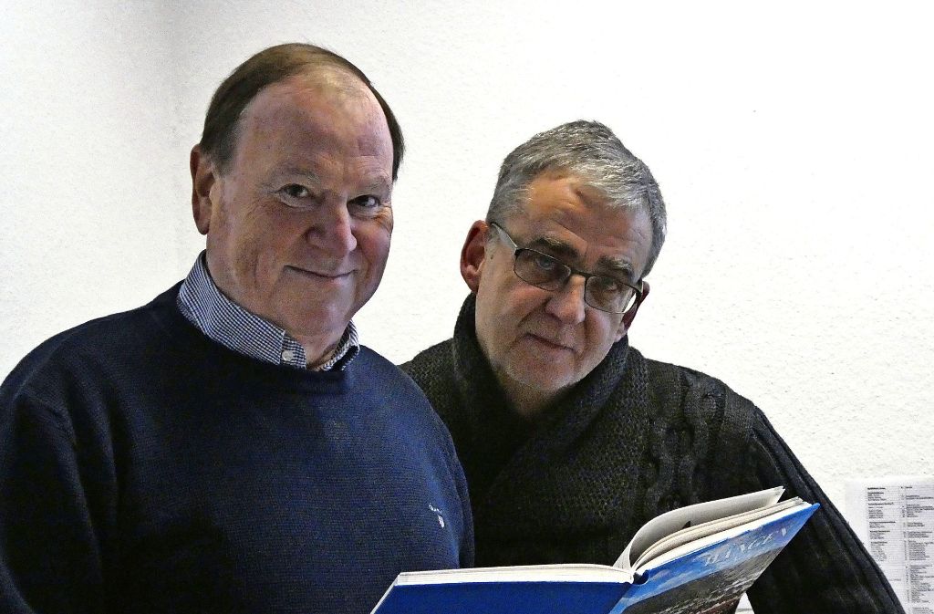 Martin Dolde (links)  hat die Texte des Buchs geschrieben und die Fotos gemacht,  Peter Sporer hat das Buch grafisch gestaltet. Foto: privat