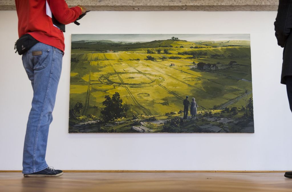 „Englische Landschaft“: ein Mann und eine Frau betrachten übergroße Kornkreise. Das Werk von Außerirdischen?
