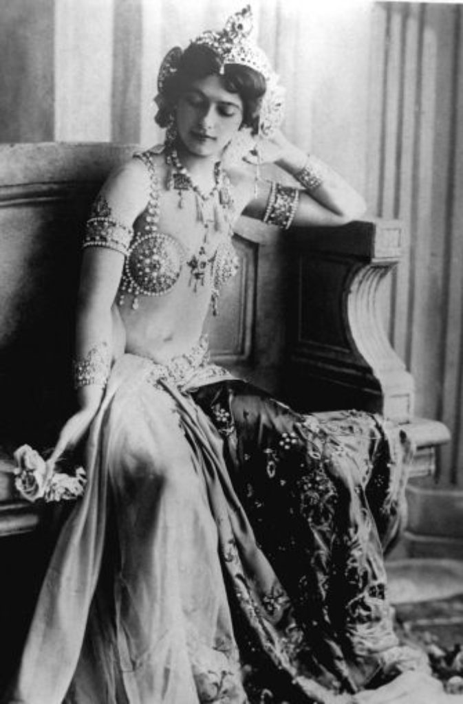 Sie fasziniert mit ihrem Tanz und soll im Ersten Weltkrieg für die Deutschen spioniert haben. Dafür wird sie 1917 in Paris hingerichtet - ob sie wirklich schuldig ist, bleibt bis heute ungeklärt: Mata Hari.