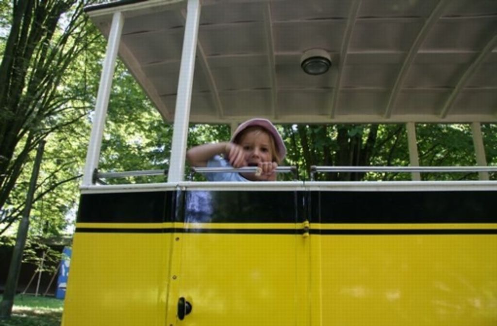 Die Mini-Straßenbahn namens „Rumpelstilzchen“ macht bis heute Kinder froh...