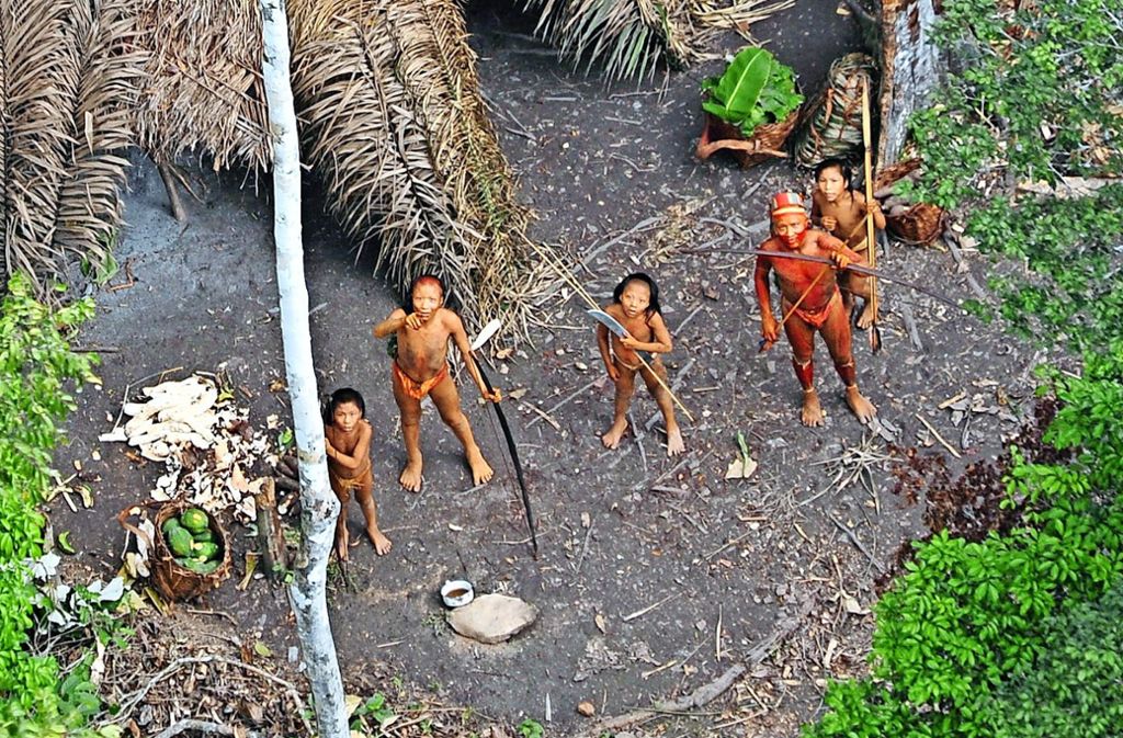 Dieses Foto zeigt fünf Mitglieder einer unkontaktierten indigenen Gruppe, die im brasilianischen Amazonas-Gebiet von einem Flugzeug aufgenommen worden ist.