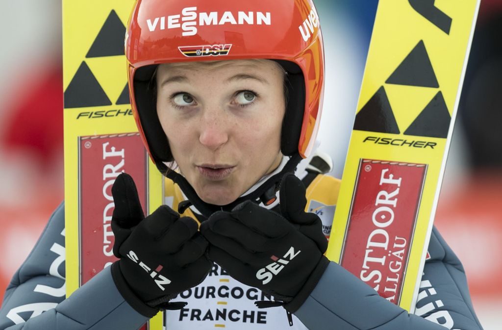 Die Skispringerin aus Oberstdorf führt auch der Gesamtweltcup an.