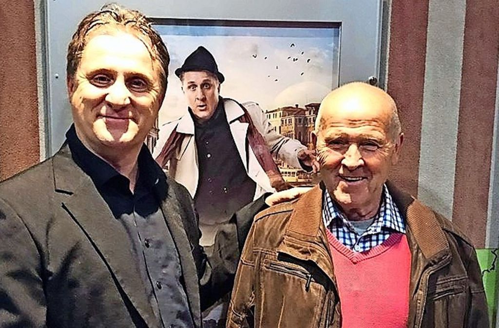 Bernd Kohlhepp (links) mit seinem 81-jährigen Vater Fritz Kohlhepp vor dem Kinopalakt bei der Premierenparty für den Film „Canale Grande“.