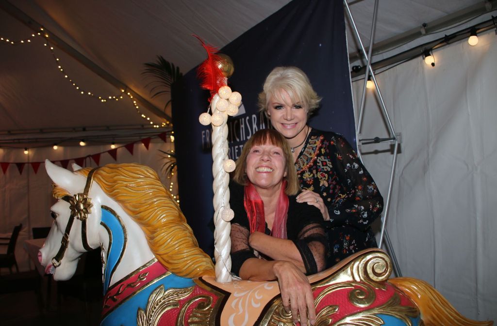 TV-Moderatorin Tatjana Geßler (rechts) und Designerin Lissi Fritzenschaft bei der Premiere der Show „Circus, Circus“ im Friedrichsbau.
