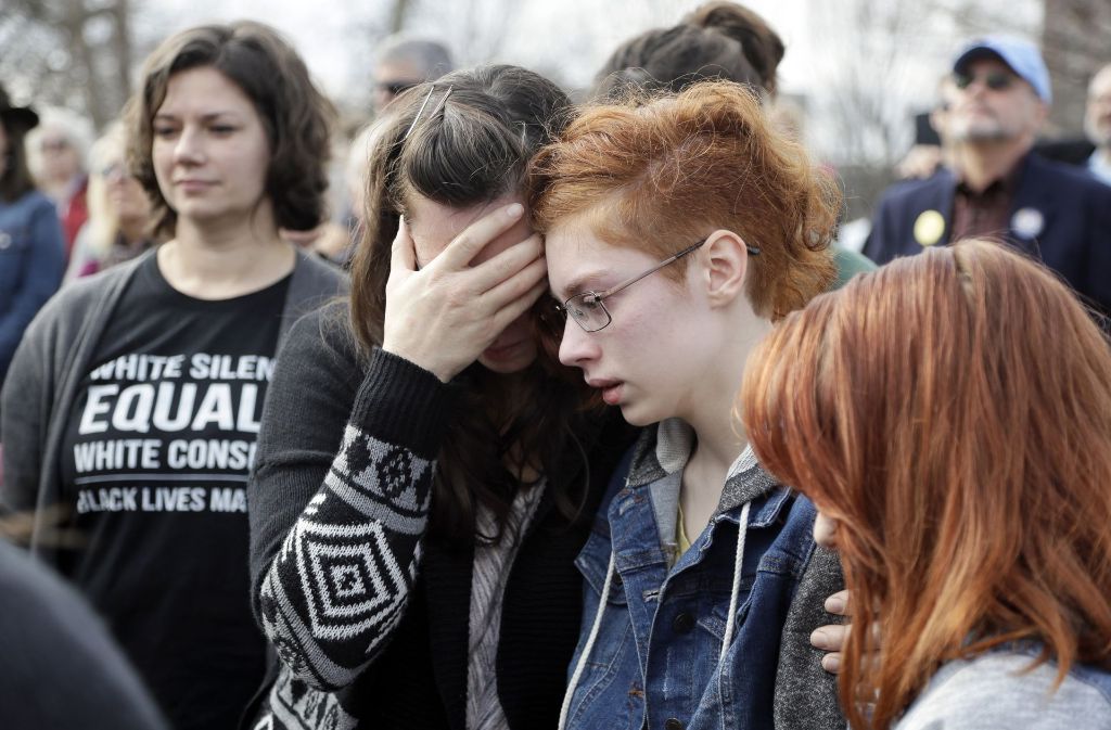 Bei einem stillen Protest in Nashville, Tennessee, sind einige Menschen zu Tränen gerührt.