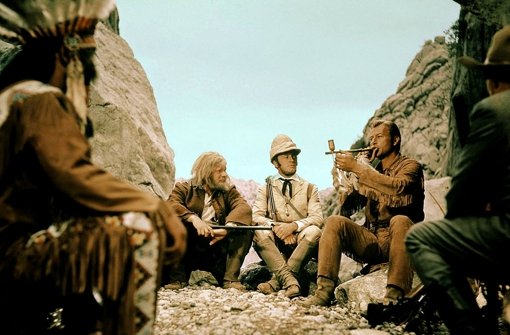 Sam Hawkens (Ralf Wolter, links) und Lord Castlepool (Eddi Arent, Mitte) in dem Film „Winnetou und Shatterhand im Tal der Toten“ Foto: dpa