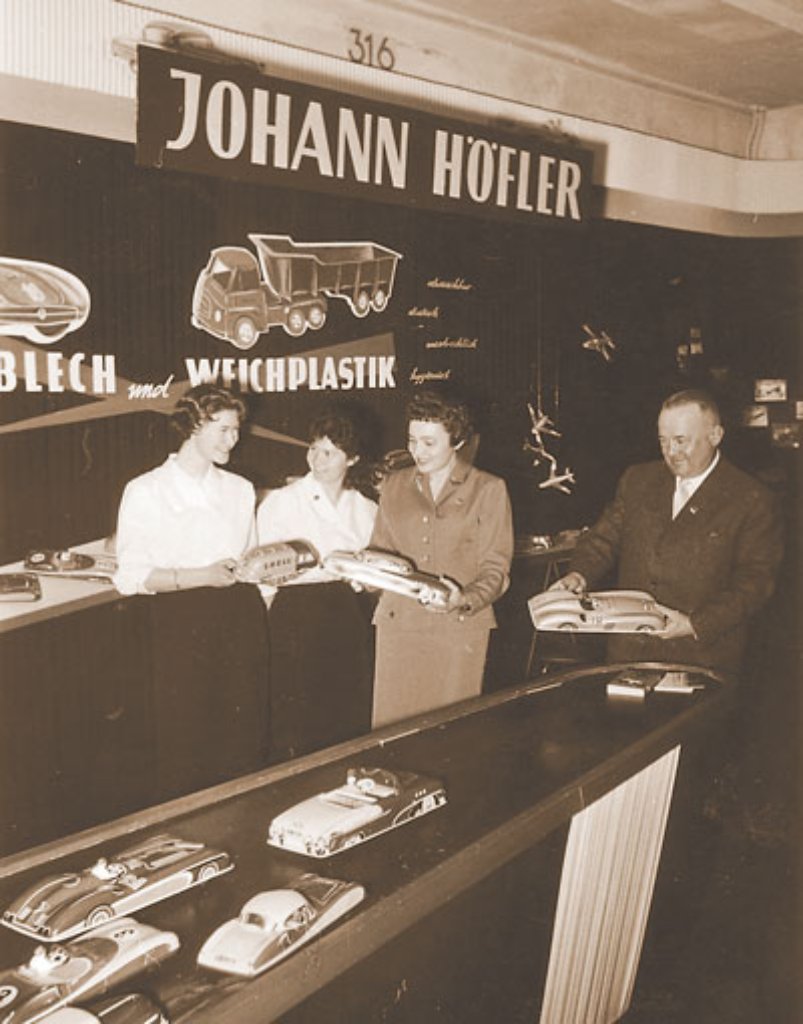 Seinen Anfang nimmt die Geschichte im Jahr 1923, als die Brüder Georg, Leonhard und Johann Höfler zusammen eine Metallwarenfabrik gründen. 1938 spezialisiert sich Johann Höfler auf Metallspielwaren, ...