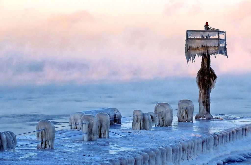 Eine Hafenmole am Lake Michigan bei Chicago ist von Schnee und Eis bedeckt.