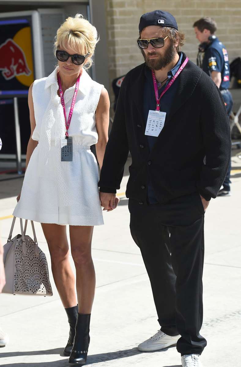 Pamela Anderson scheiterte zweimal am selben Mann: 2007 und 2014 heiratete sie den Produzenten Rick Salomon. Die erste Ehe wurde Ende 2008 allerdings annulliert, die zweite schon sechs Monate später wieder geschieden.
