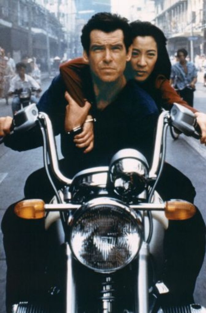 Wilde Verfolgungsfahrt: Pierce Brosnan als James Bond und Michelle Yeoh als Wai Lin im 007-Abenteuer "Der Morgen stirbt nie".