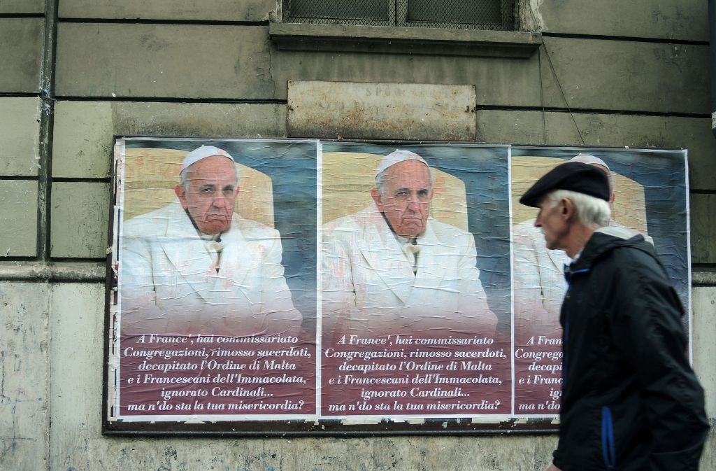 Mehr als 200 dieser Anti-Papst-Plakate haben Unbekannte in Rom aufgehängt. Die Botschaft hat es in sich: „He Franz, du hast die Kongregationen unter Aufsicht gestellt, Priester entfernt, den Malteserorden und die Franziskaner der Immakulata enthauptet, Kardinäle ignoriert . . . Aber wo ist deine Barmherzigkeit?“