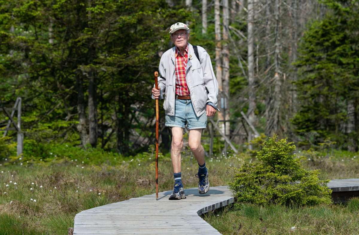 Täglich grüßt der Berg: Bürgerlich heißt Brocken-Benno (88 Jahre) Benno Schmidt. Seinen Spitznamen erhielt er, weil er seit der Wende fast täglich den Brocken im Harz besteigt. Inzwischen war er fast 9000-mal oben.