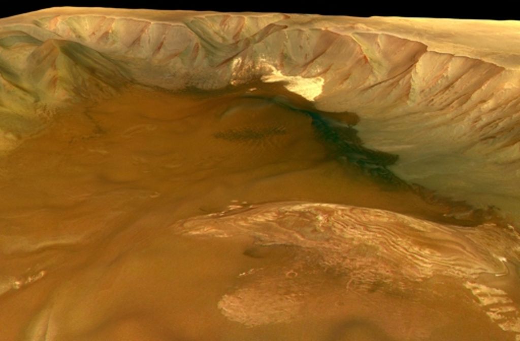 In dieser tiefen Schlucht namens Juventae Chasma hat sich ein seltsamer Berg aus hellem Material gebildet. Er ist 2,5 Kilometer hoch und besteht womöglich aus Sulfaten.