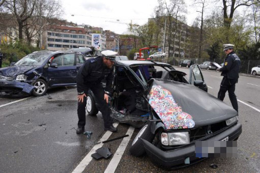 Zwei Schwerverletzte hat ein Unfall am Samstagmittag auf der Straße AM Neckartor gefordert. Nach dem Unfall kam es zu langen Staus.