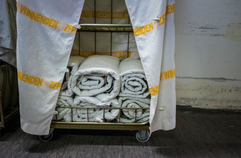 Die Decken und Matratzen der Häftlinge werden angeliefert.