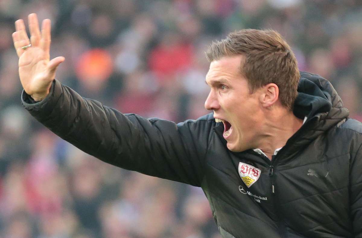 Hannes Wolf – Am 21. September 2016 wurde Wolf Cheftrainer des in der Vorsaison abgestiegenen VfB Stuttgart und trat damit die Nachfolge des zurückgetretenen Jos Luhukay an. Der heute 39-Jährige gewann am Ende seiner ersten Profisaison mit dem VfB die Zweitliga-Meisterschaft und führte den Club somit zum direkten Wiederaufstieg. Am 24. Juli 2017 verlängerte Wolf seinen Vertrag bei den Stuttgartern bis Juni 2019. Am 28. Januar 2018 trennte sich der VfB Stuttgart von Wolf, am 23. Oktober übernahm er den Hamburger SV. Mit dem HSV verpasste er den Wiederaufstieg und musste vorzeitig gehen. Seit 19. November 2019 ist Wolf Trainer beim belgischen Erstligisten KRC Genk.