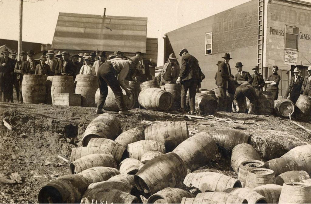 Polizeirazzia gegen Alkohol-Schmuggler im kanadischen Elk Lage im Jahr 1925.