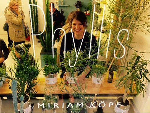 Von Pflanzen umringt: Designerin Miriam Köpf in ihrem Shop/Showroom Phyllis - Temporary Plant Thing. Foto: Tanja Simoncev