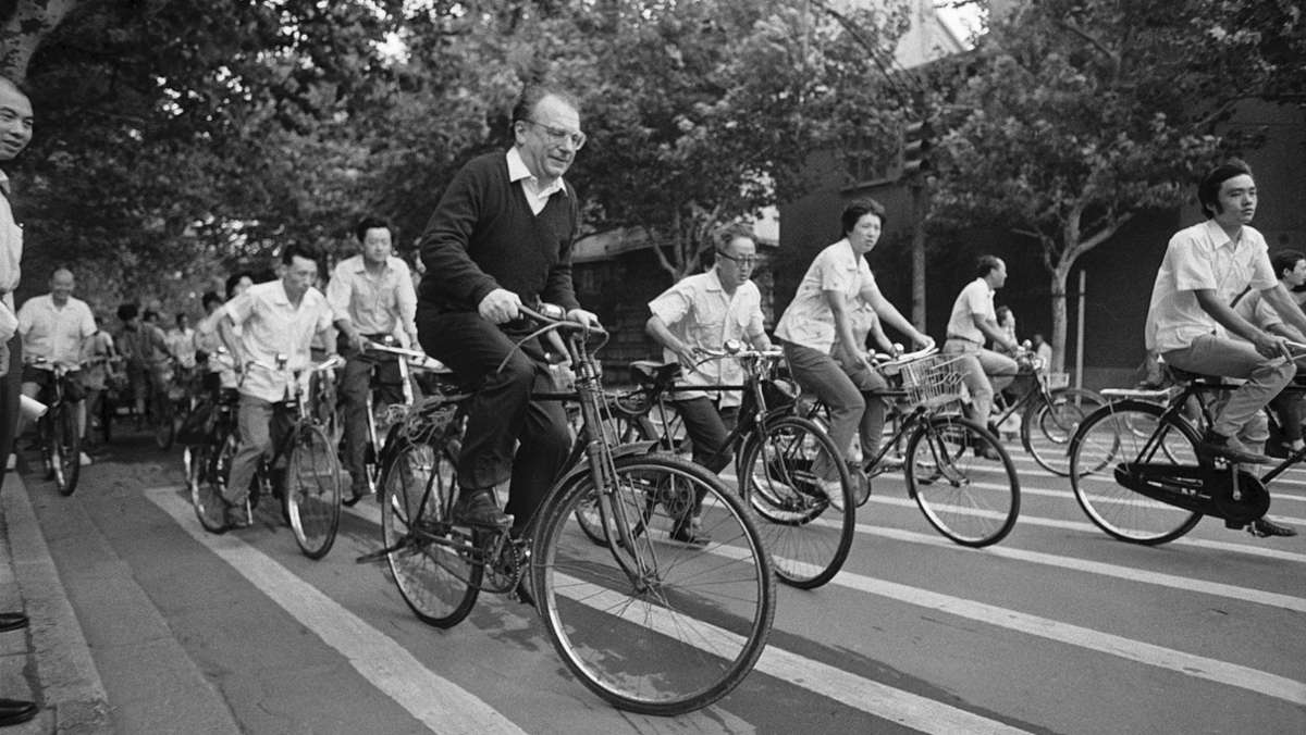 Eine Hommage an Fotograf Burghard Hüdig: Als Lothar Späth in Shanghai aufs Fahrrad stieg