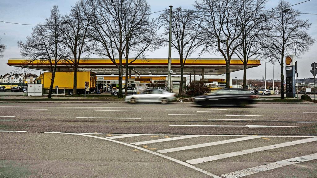  Die Shell-Tankstelle in der Mercedesstraße muss der städtebaulichen Neuordnung im Neckarpark in Bad Cannstatt weichen. Die Stadt hat der Pächterin gekündigt und das Gelände verkauft. Autofahrer müssen künftig anderswo tanken. 