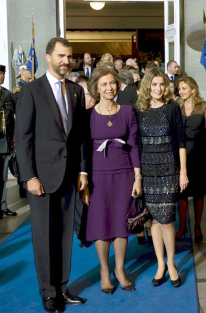 Der beste Freund einer Frau ist das kleine Schwarze: Kronprinzessin Letizia von Spanien trug dieses sowohl 2009 bei der Verleihung des Prinz-von-Asturien-Preises...