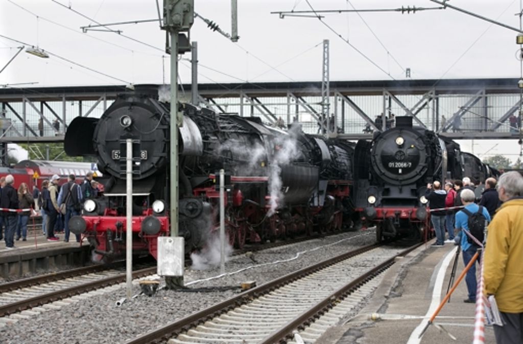 „Mit Volldampf voraus“, hieß es am Hauptbahnhof, wo zwei Dampflokomotiven des Bayerischen Eisenbahnmuseums Nördlingen die Geislinger Steige bis nach Amstetten (Alb-Donau-Kreis) hinaufschnauften.