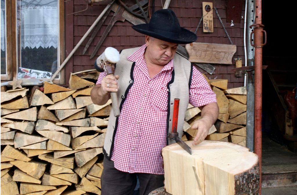 Wenn Ernst Karle bei der Arbeit nicht aufpasst, entsteht mehr Brennholz als gewollt. Darum arbeitet er akribisch.