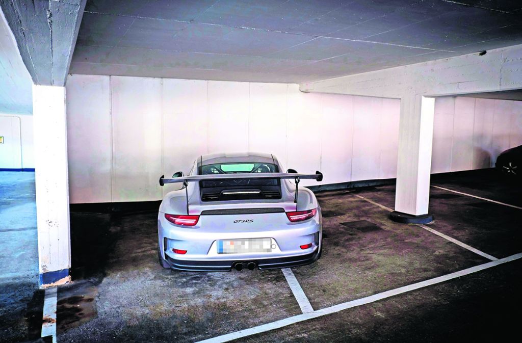 Schlecht geparkt worden ist dieser Porsche, der gleich zwei Parkplätze  im Züblin-Parkhaus blockiert. Foto: Lichtgut/Achim Zweygarth