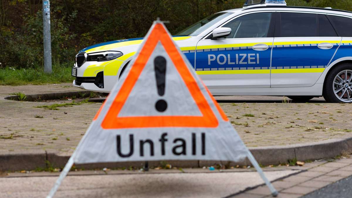 Unfall bei Baltmannsweiler: 22-Jähriger überschlägt sich mit Auto