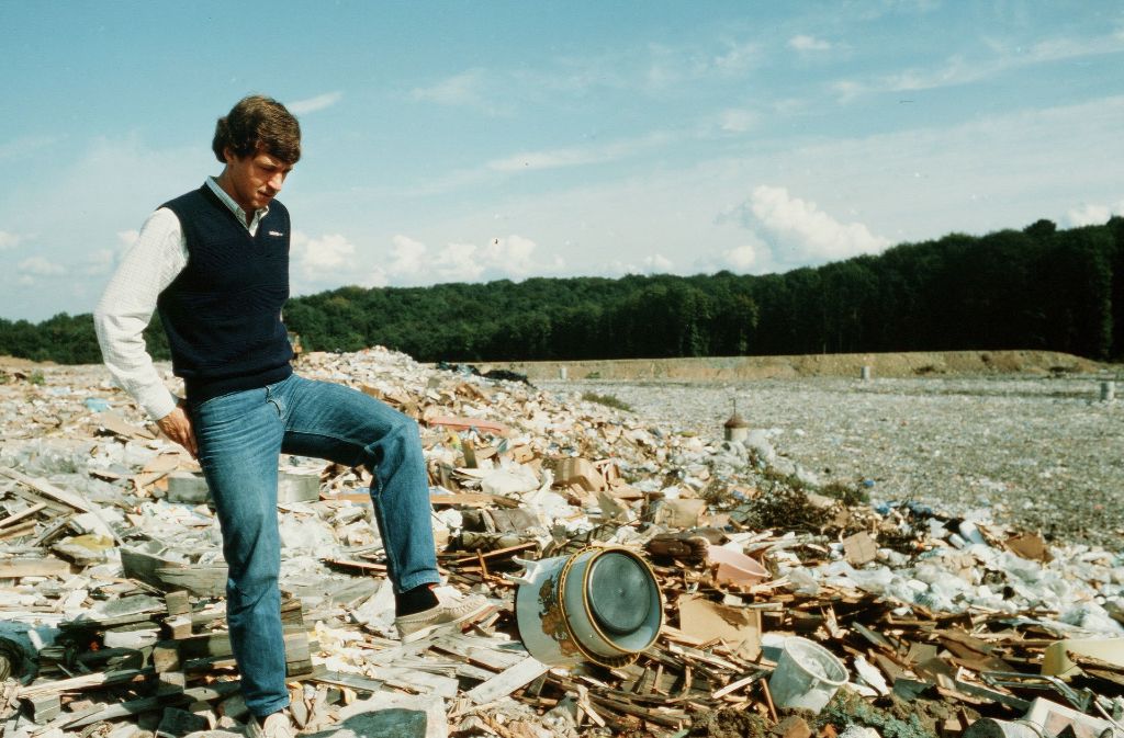 Allgöwer war schon früh als kritischer Geist bekannt, engagierte sich für eine Friedensbewegung und auch für eine Umweltinitiative. Hierfür ließ er sich auf einer Müllkippe fotografieren.