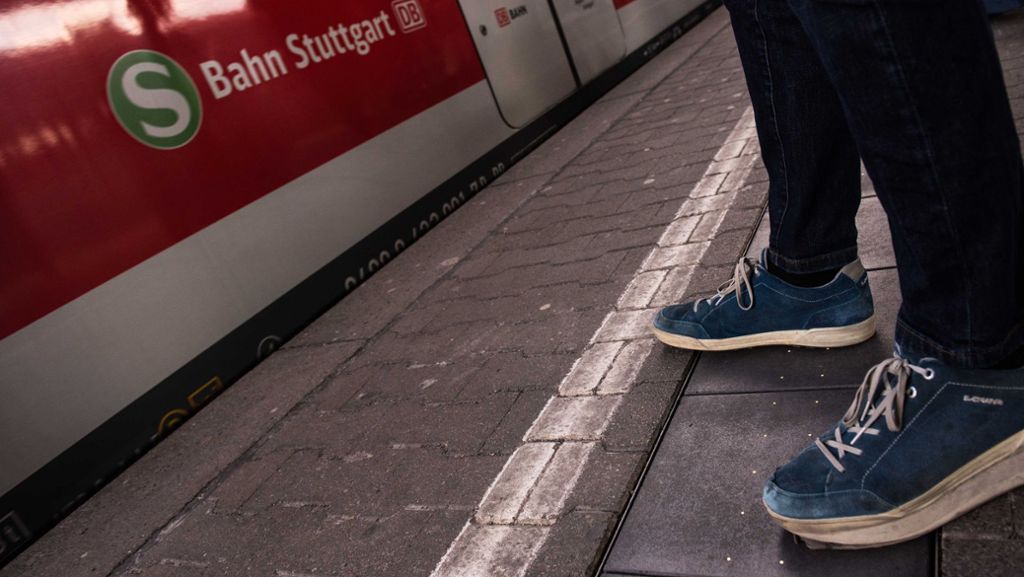  Durch erkranktes Zugpersonal fällt die Bahn-Linie S5 an diesem Wochenende aus. Zwar ist für Alternativen gesorgt – dennoch müssen sich Reisende in und um Stuttgart auf Fahrplanabweichungen einstellen. 