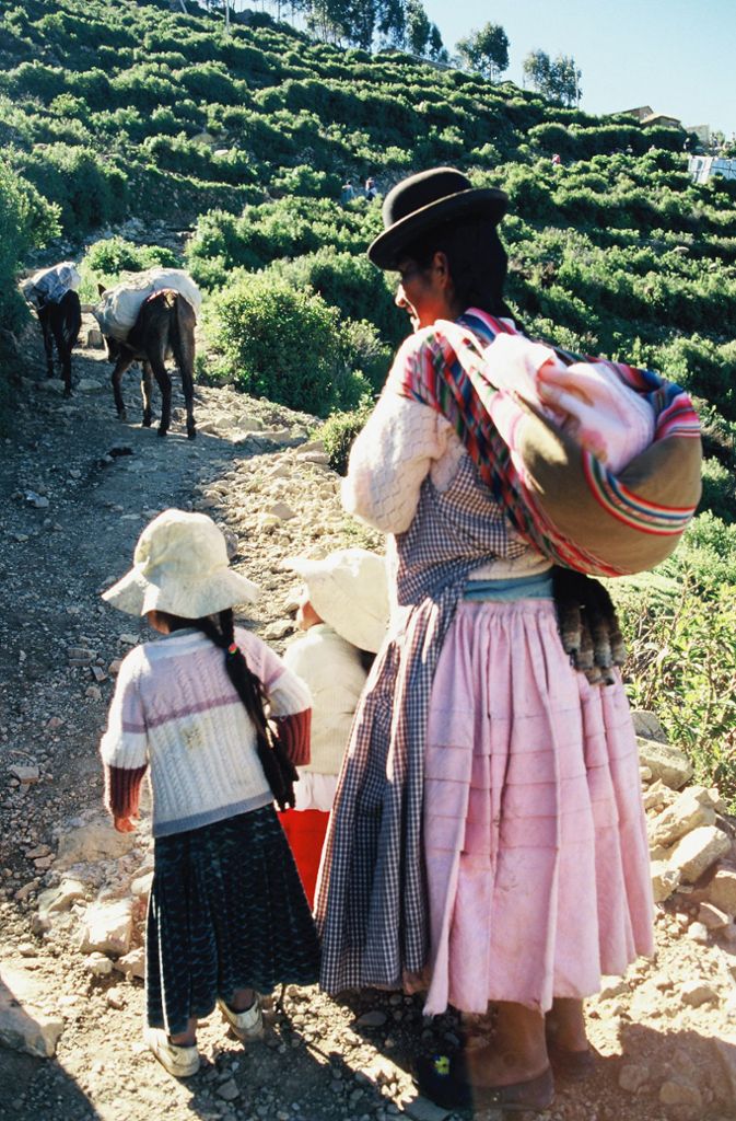 Auf den Wochenmärkten verkaufen Frauen in bunten, traditionellen Kleidern stolz ihr Obst und Gemüse. Männer sieht man hingegen kaum auf den Straßen. Bolivianische Frauen gelten als sehr stark. Es heißt, dicke Waden würden als attraktiv gelten, weil sie für Ausdauer und Kraft stünden.