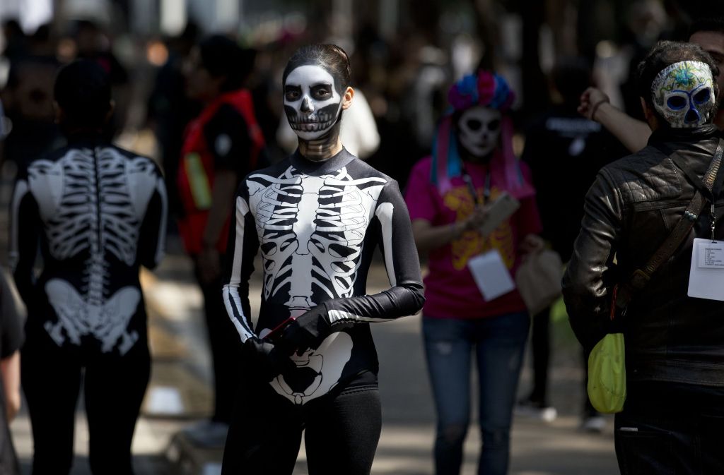 Verkleidet als Skelette nahmen die Menschen an der der Parade teil.