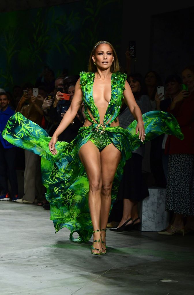 Ich Tarzan, du Jane! Auf Wildtier-Muster wie Leopard, Zebra oder Tiger folgen die Dschungel-Prints – es bleibt also wild. Die Sängerin Jennifer Lopez hat das bei der Versace-Show wörtlich genommen.