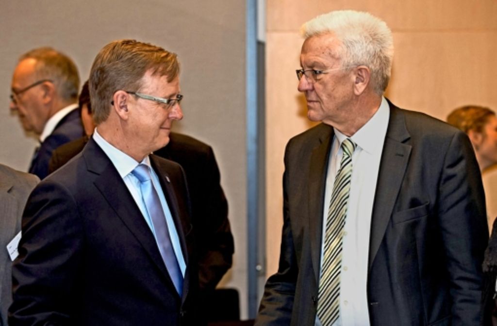 Erstes Zusammentreffen im Kreis der Ministerpräsidenten: Bodo Ramelow (Linkspartei) und Winfried Kretschmann (Grüne) Foto: dpa