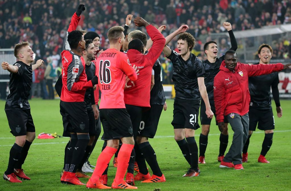 Die VfB-Spieler freuen sich über ihren Erfolg – und die Fans freuen sich mit ihnen.