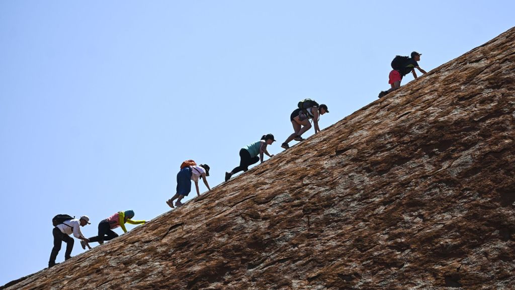 Kletter-Verbot tritt in Kraft: Kurz vor der Sperrung wollen viele Touristen noch auf den Uluru