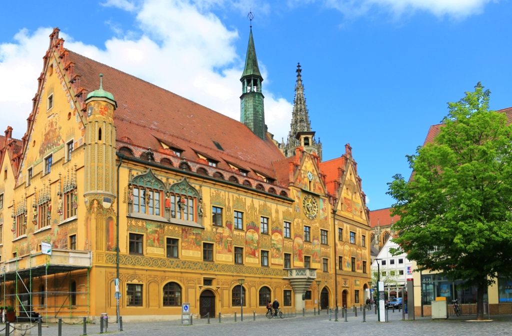 Ulm: Wegen der Fresken und seiner astronomischen Uhr zählt das Rathaus aus der Frührenaissance zu den wichtigsten Sehenswürdigkeiten der Stadt.