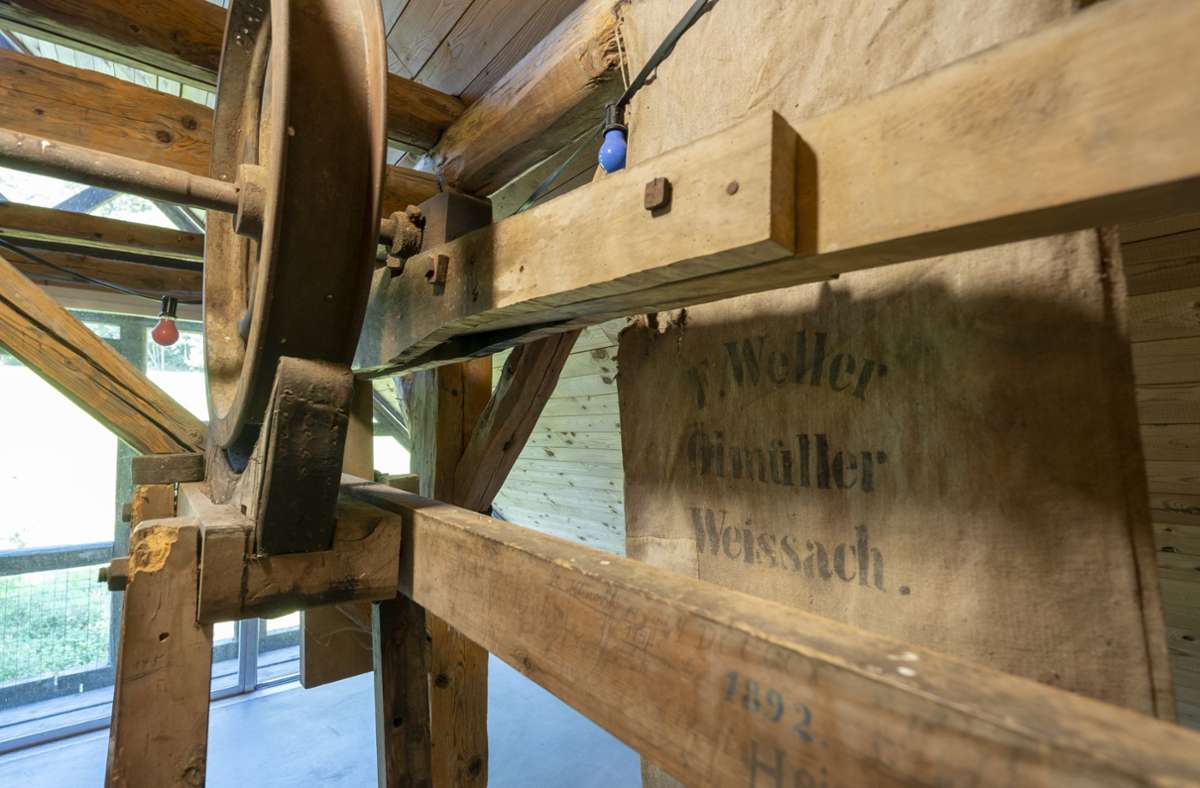 Ab und zu lassen sich noch Spuren der Vergangenheit entdecken – wie hier auf einem Jutesack, der den Namen des ehemaligen Inhabers Gottlieb Friedrich Weller trägt. Er hatte die Mühle 1862 übernommen.